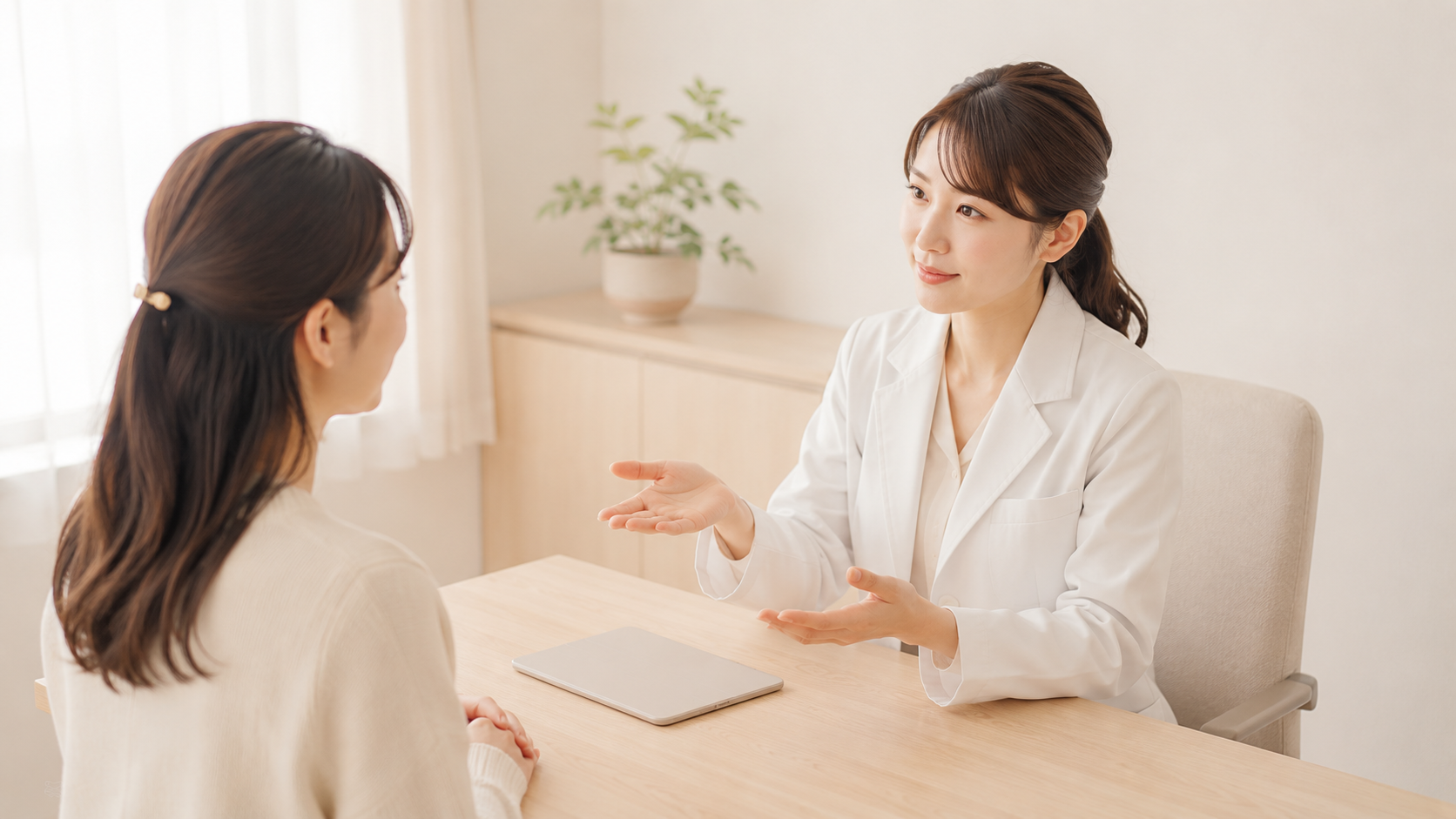医療脱毛の無料カウンセリングで医師の説明を受ける女性