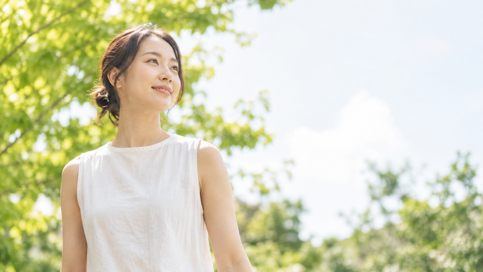 自己処理の手間から解放され、初夏の屋外を歩く女性